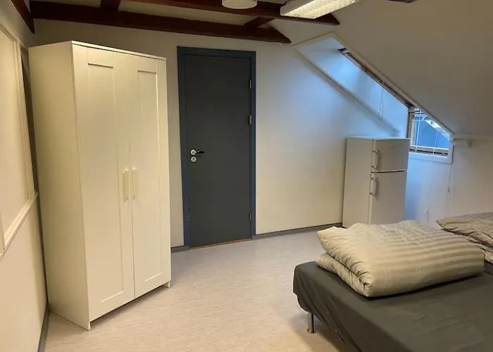 公寓 With Common Bath And Kitchen *