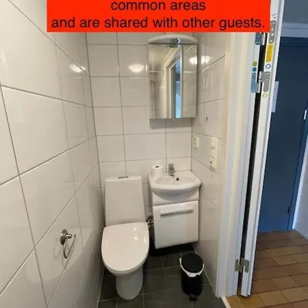 Lägenhet With Common Bath And Kitchen